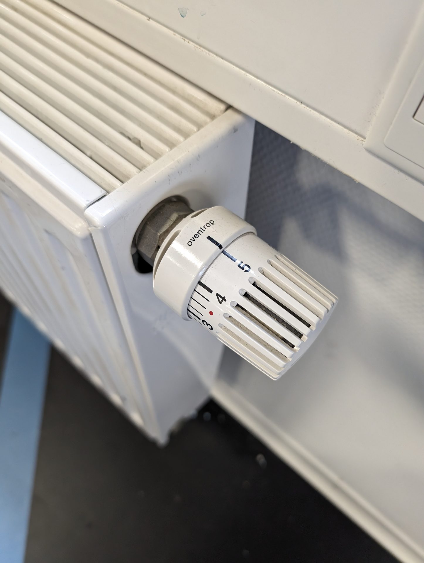 Thermostaatknop op een radiator in een lokaal